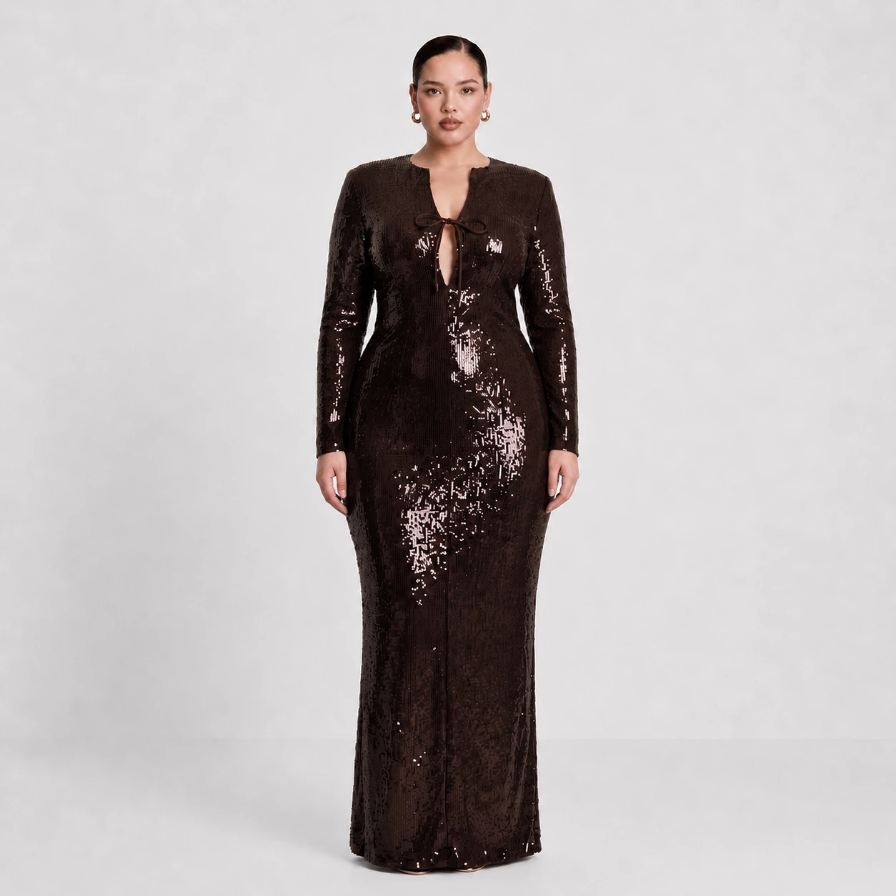 plus-size-elegant-evening-wear-model-pose