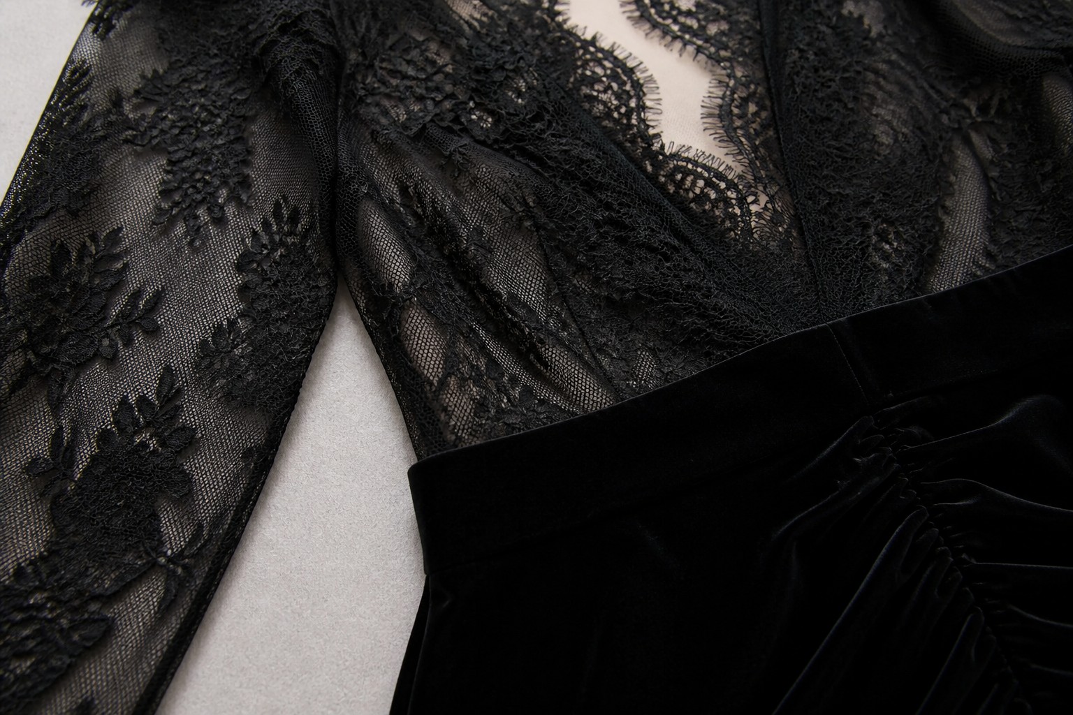 How should buyers assess a plus size black lace velvet evening gown?